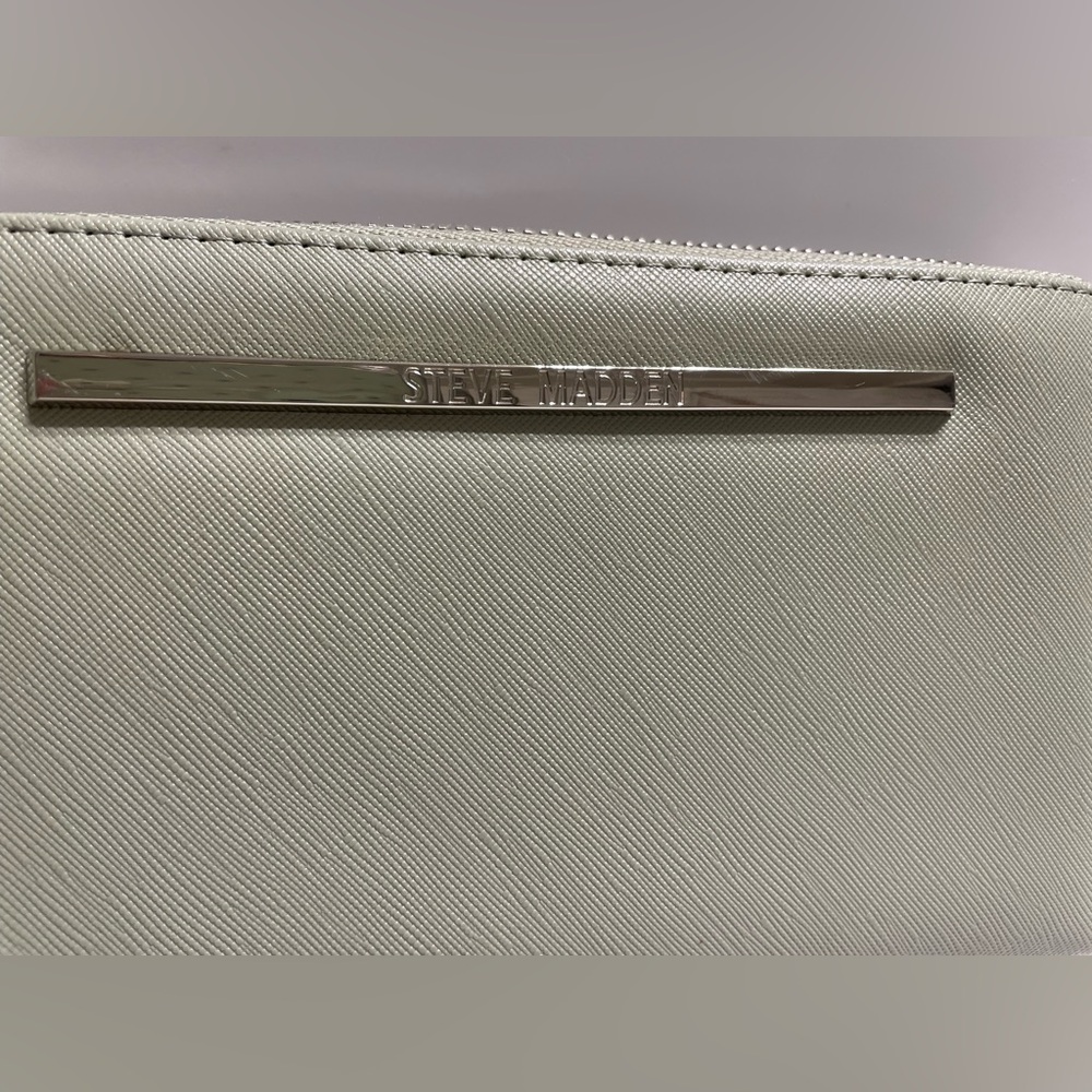 Steve Madden BZippy Jade Wallet Wristlet - Picture 4 of 5
